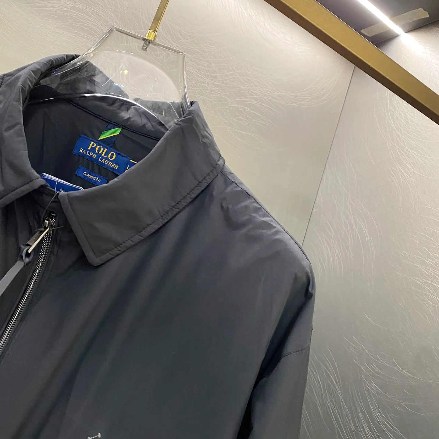 P370 Ralph Lauren classic solid color LOGO embroidered jacket. Original customer-supplied high-quality fabric. Ingredients: 100% T. Added three-proof technology. Windproof, waterproof and anti-fouling. The fabric is added with glue technology. The fabric surface is smooth, crisp and stylish. This style of clothing seems simple and unremarkable, but the workmanship is complex. There are many details. The small lanyard design of the inner pocket also achieves the same details as the original version. The hem and cuff threads are imported high-density high-speed threading machine. The overall tightness and style The pony embroidery on the chest is embroidered with an imported Behringer embroidery machine. The smaller the pattern, the smaller the pattern. It seems simple but is actually complicated! The ropes of the pony, the sticks and the contours of the horse all like the configuration of the embroidery machine. They are simple but not simple. They are made by foreign trade factories. The pockets are opened using a professional template machine. Small details such as threads are manually marked to ensure delivery quality that is unmatched by small workshops. Full clothing accessories and hardware, molded LOGO zipper pullers and horn buckle side LOGOs all require extremely high molds to achieve the effect. The leather head of the zipper puller is made of imported cowhide, which is soft and durable. Color: black (gray embroidery, black slider), dark blue (khaki embroidery, khaki slider)